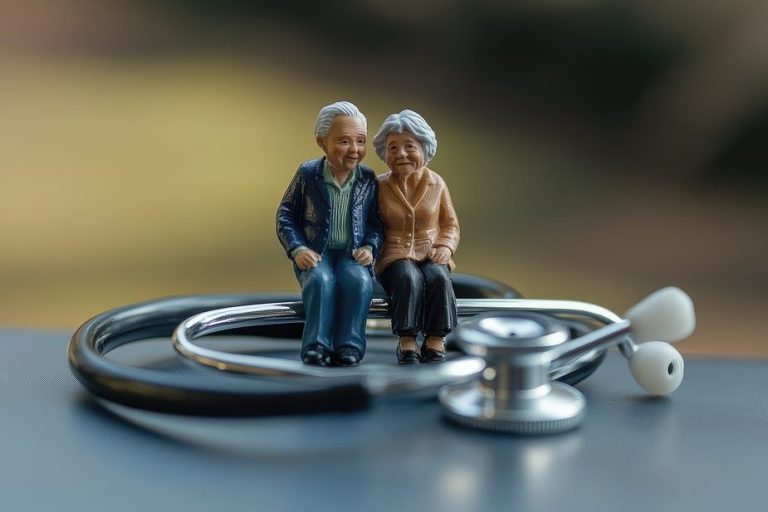 AUS DACHAU FÜR DACHAU - Haus der Fürsorge Stethoskop liegt auf einer Laptop-Tastatur auf einem Holztisch.